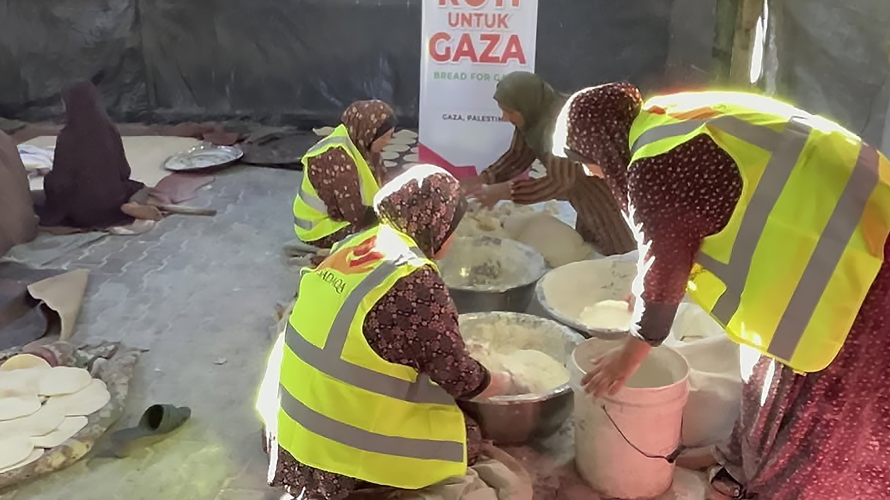 Produksi Tahap ke-7 untuk Warga Gaza di Rumah Roti SADAQA