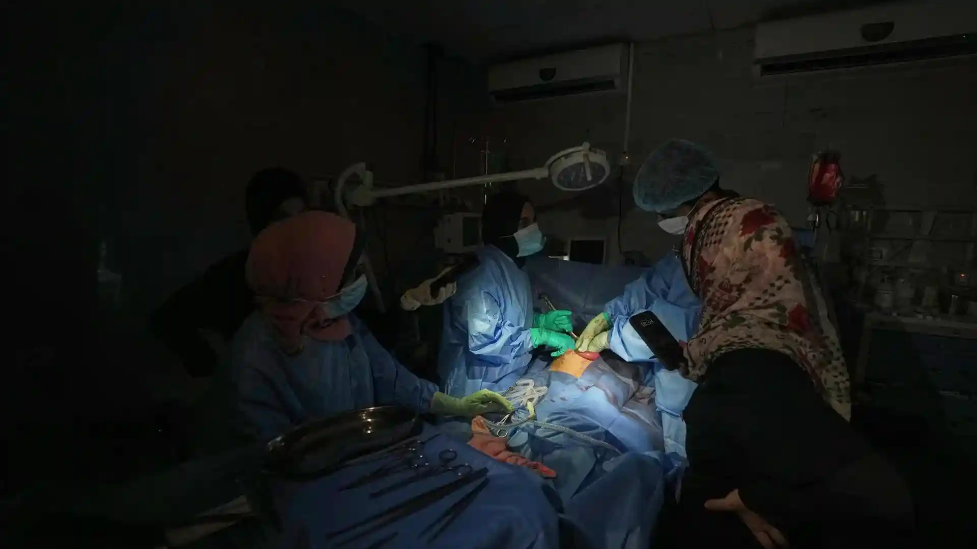 Pemadaman Listrik Membuat Rumah Sakit di Gaza Gelap Gulita di Tengah Serangan Israel yang Terus Berlanjut