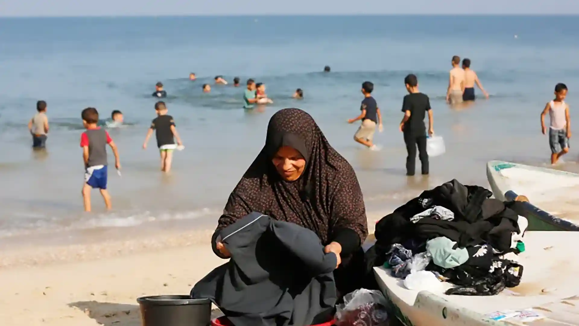 Tenda Jadi Oven: Laut yang Tercemar Jadi Tempat Berlindung Warga Gaza