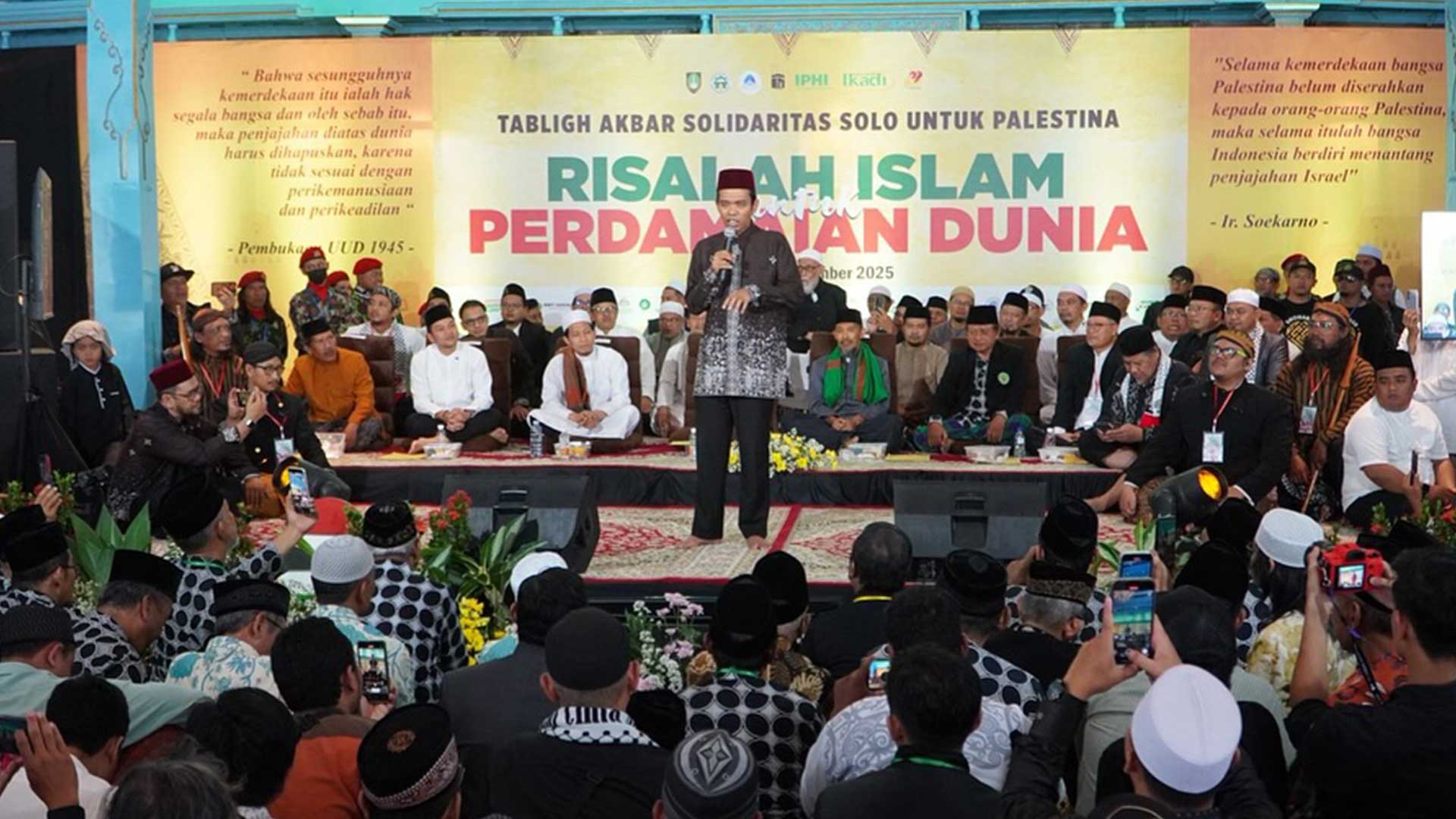 Sadaqa & IKADI Gelar Tabligh Akbar Solidaritas Solo Untuk Palestina bersama Ustadz Abdul Somad di Masjid Agung Surakarta