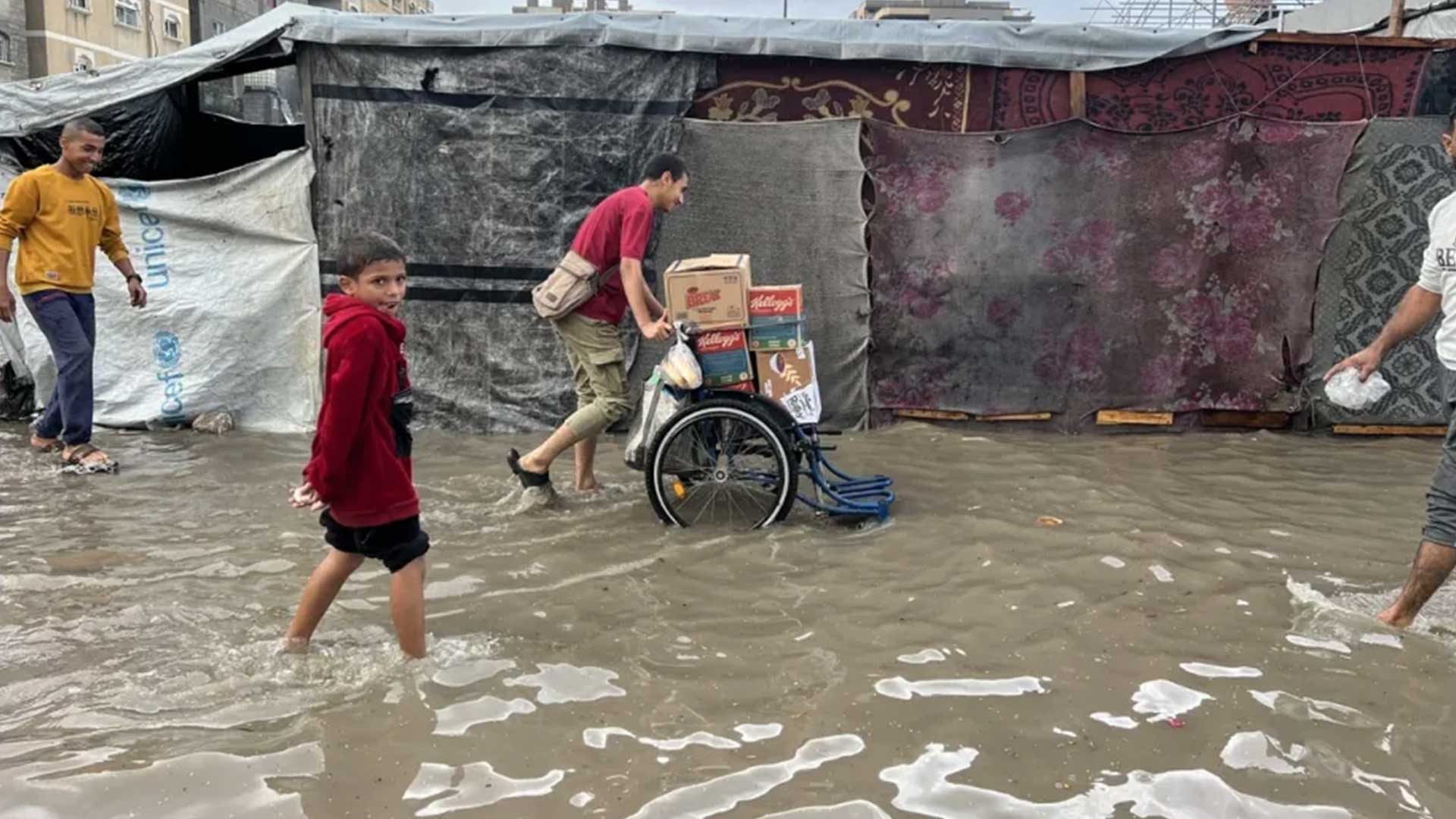 Puluhan Tenda Pengungsi Palestina di Gaza Terendam Akibat Hujan Lebat