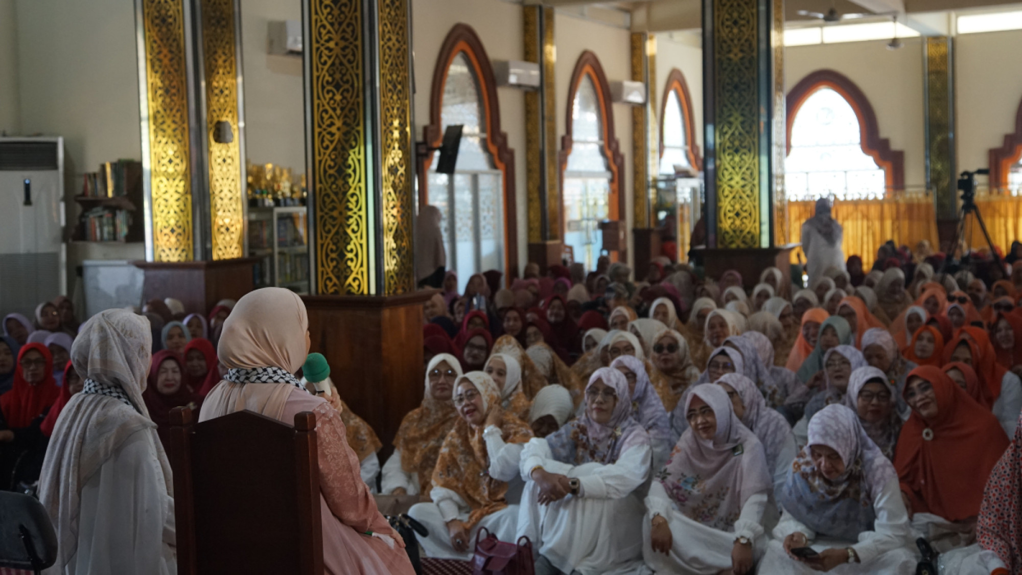 Penuhi Masjid Al Hijrah Citra Sudiang, Jamaah BKMT Simak Kajian Muharram Risty Tagor