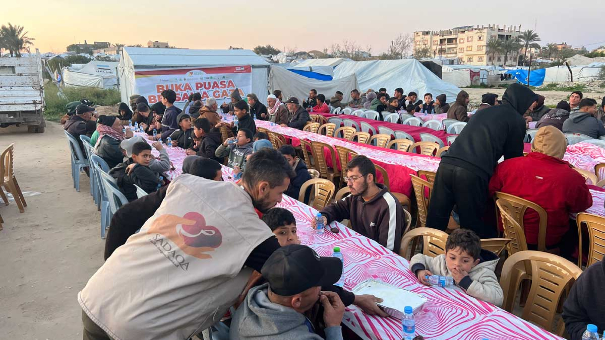 SADAQA Salurkan Paket Buka Puasa untuk Para Pengungsi di Gaza