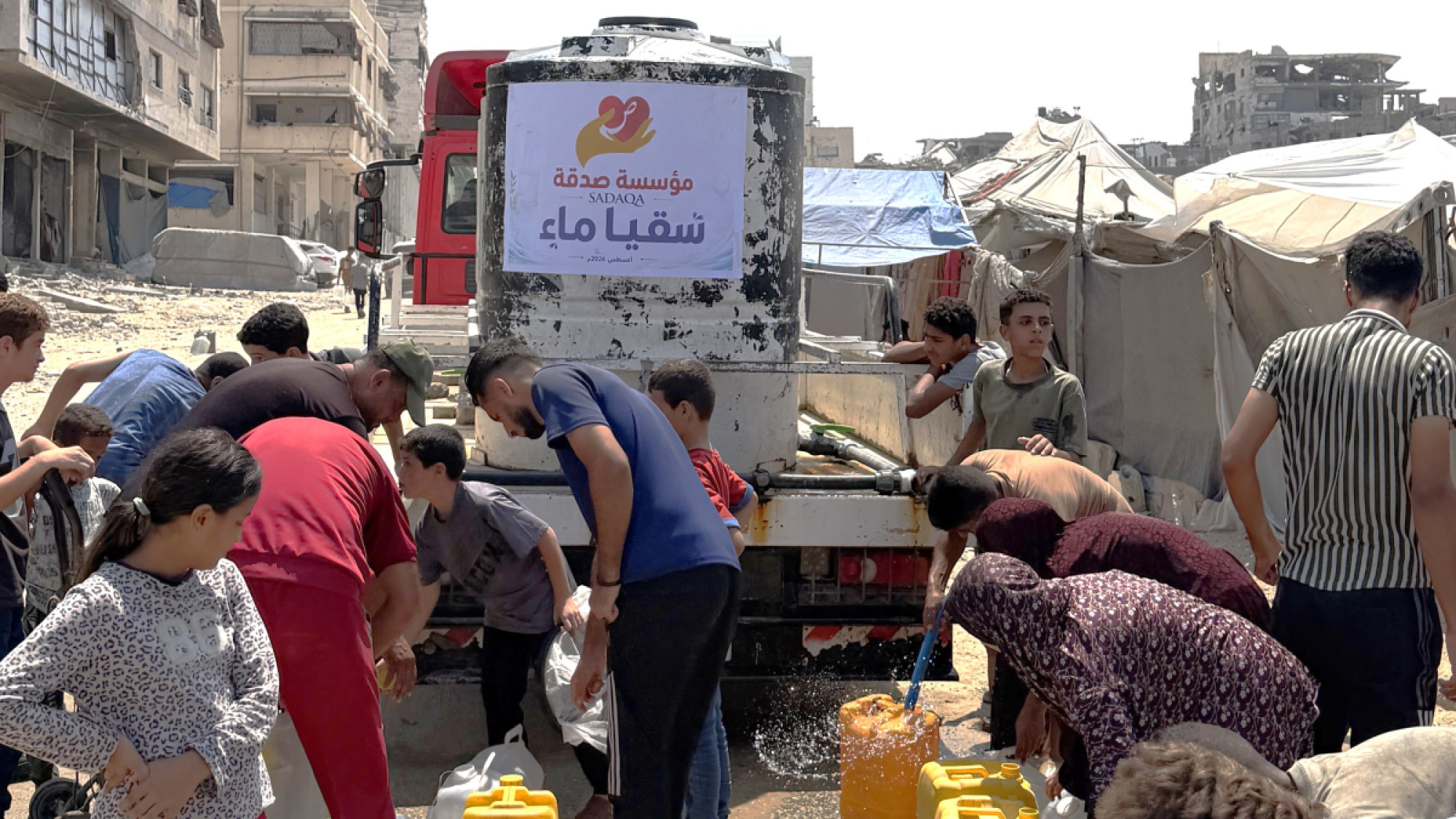SADAQA Salurkan 18.000 Liter Air Minum Untuk Saudara-Saudara Di Gaza Utara